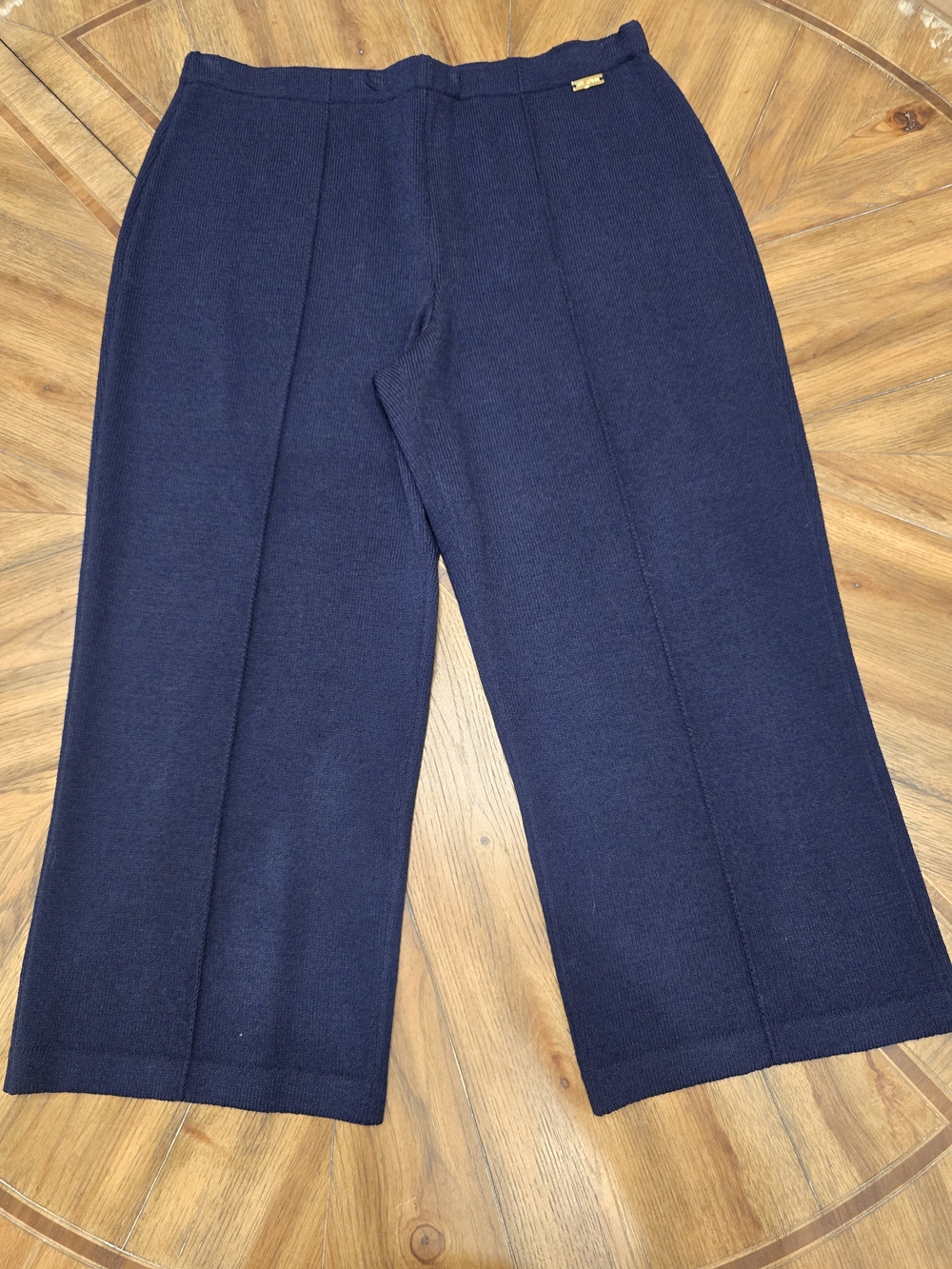 NWOT St. John Sport Navy Wide Leg Capri Lounge Pant in Santa Roma Knit, Size L
